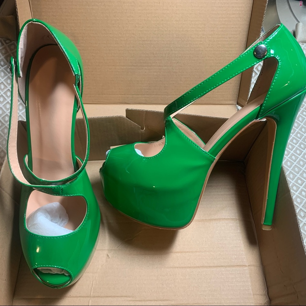 Faux Green Patent leather platform heels, sz 10